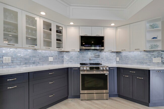 Building Photo - 515 Bay Colony Dr N