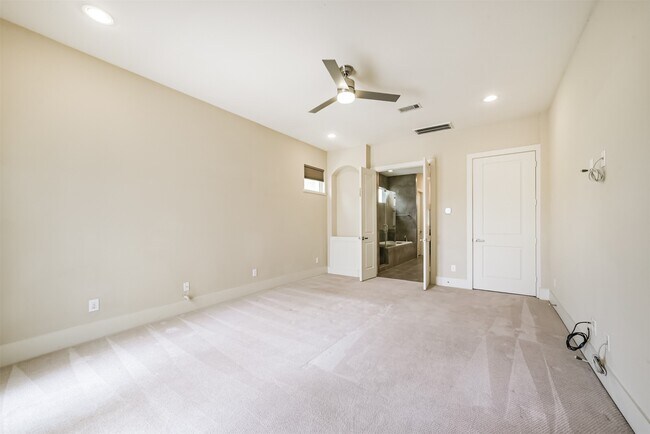 Building Photo - 5425 Hidalgo St