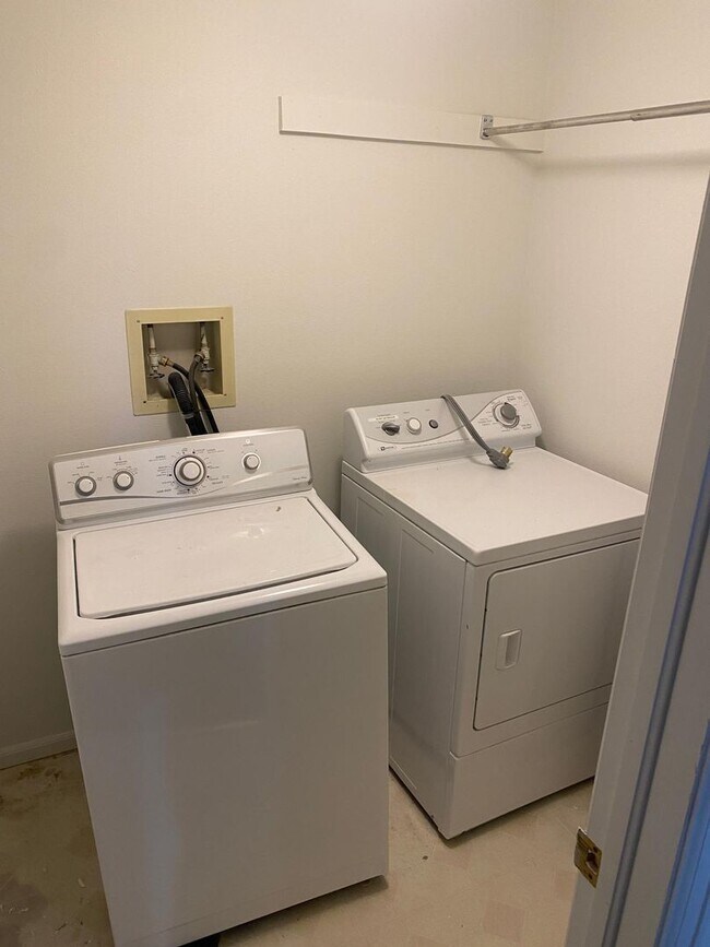 Building Photo - Fantastic 3 bedroom, 3 bath, 2 car garage patio home in Biscayne!