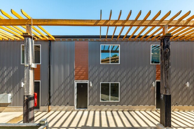 Building Photo - 3003 W Glenwood Ave