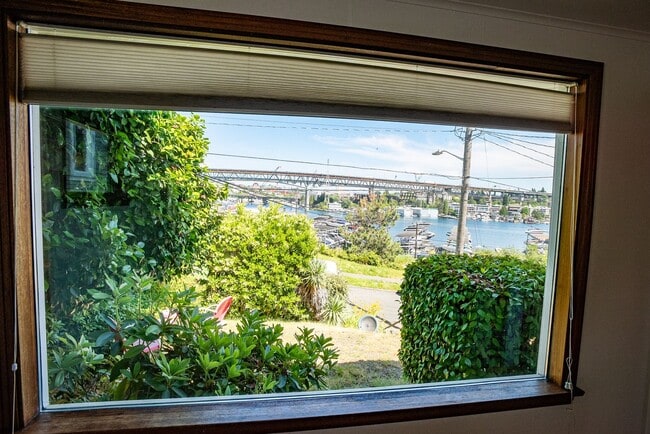 Building Photo - Old World Charm with Views of Lake Union!