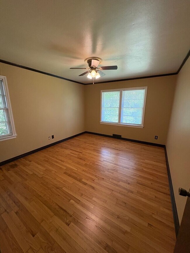 Building Photo - 873 W Clinton Dr