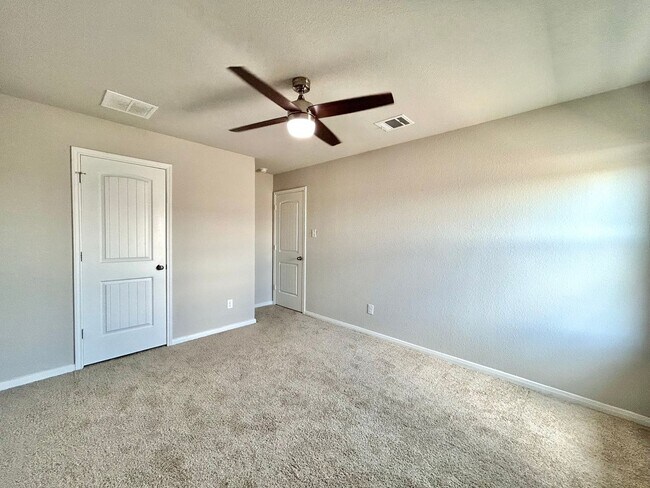Building Photo - Bright and Spacious 4/BR 3/BA Home with Pr...