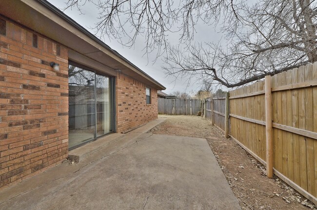 Building Photo - Bed | 2 Bath | 2 Car Garage - Putnam City ...