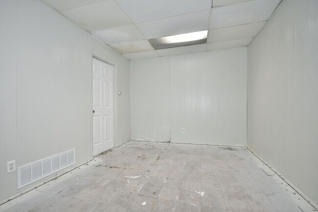 Building Photo - 303 N Holland Ave