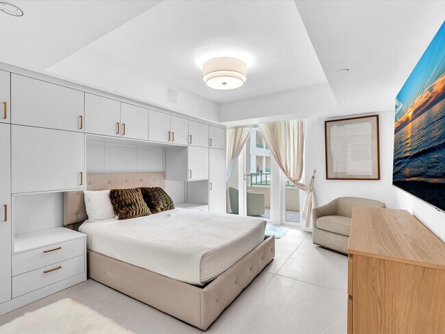 Building Photo - 120 SE 5th Ave