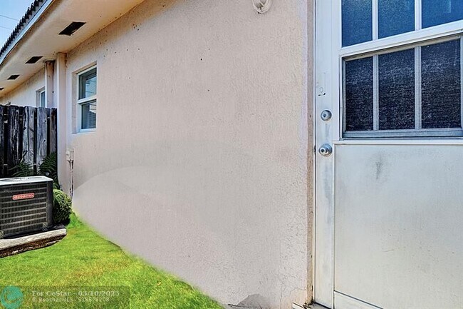 Building Photo - 736 NE 13th Ct