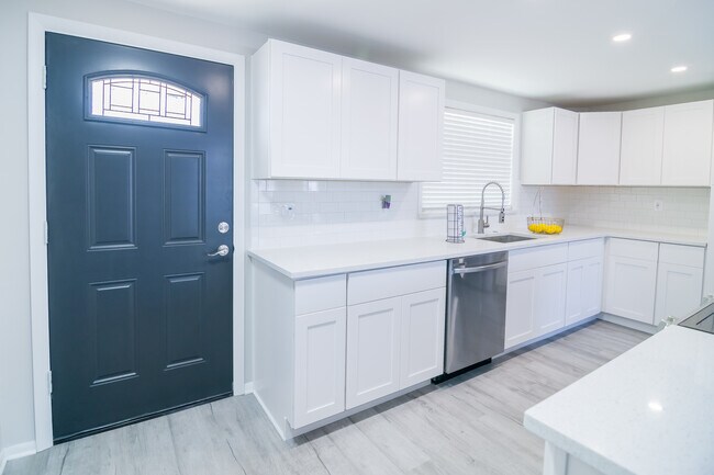 Building Photo - 6443 Lomand Ave