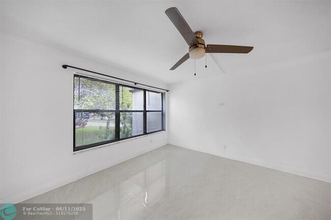 Building Photo - 2300 S Cypress Bend Dr