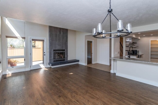 Building Photo - Beautiful Townhome in Central Colorado Springs!