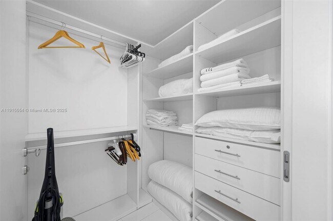 Building Photo - 200 Biscayne Blvd Way