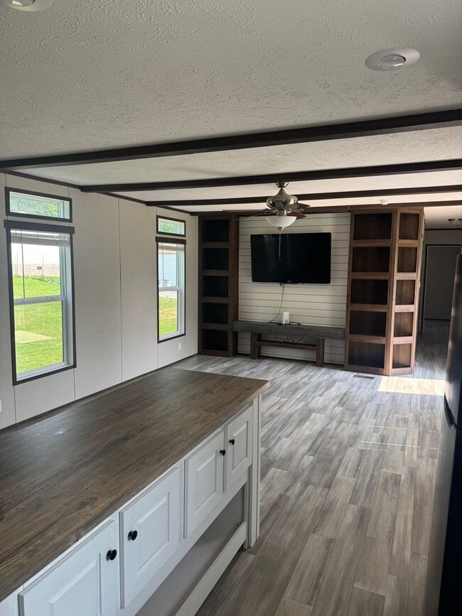 Building Photo - Newer Mobile Home in Country Setting