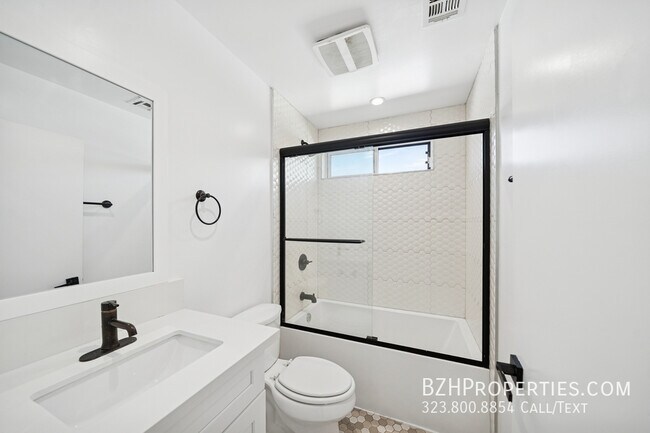 Building Photo - 837 1/2 N Harvard Blvd-837 1/2