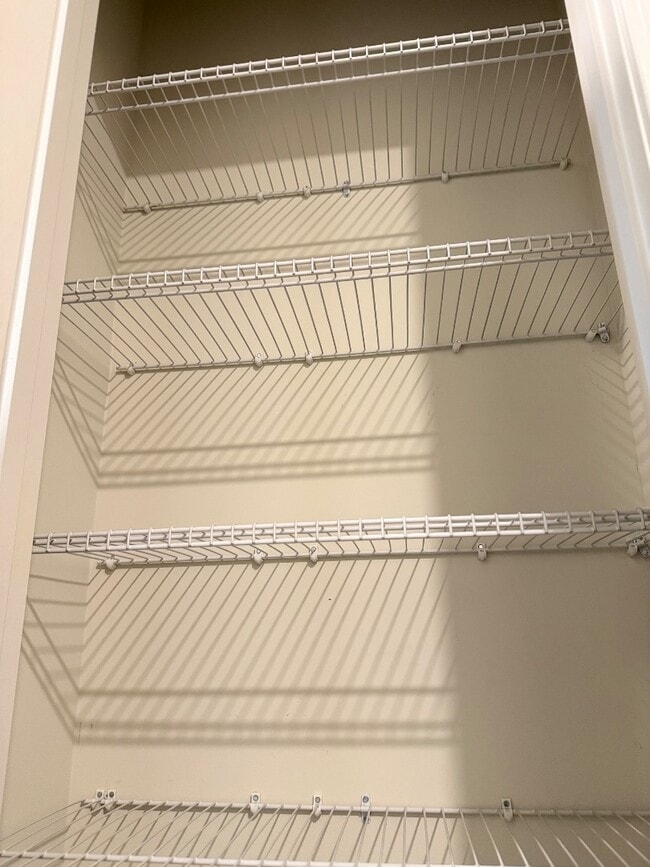 Building Photo - 4371 Ravenwood Park W