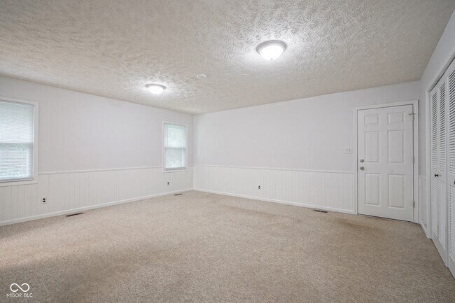 Building Photo - 10924 Lakeshore Dr W