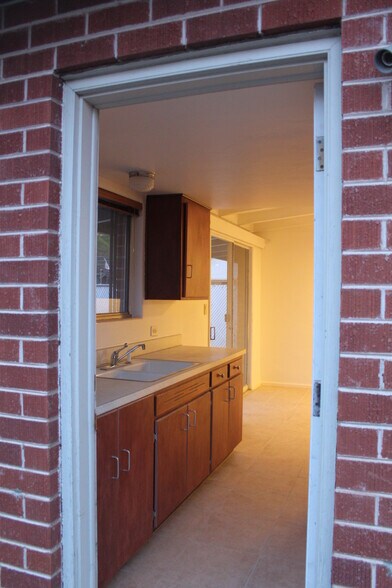Building Photo - 2121 N Country Club Rd