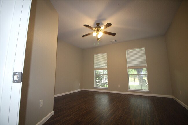 Building Photo - 16730 Town Glade Dr