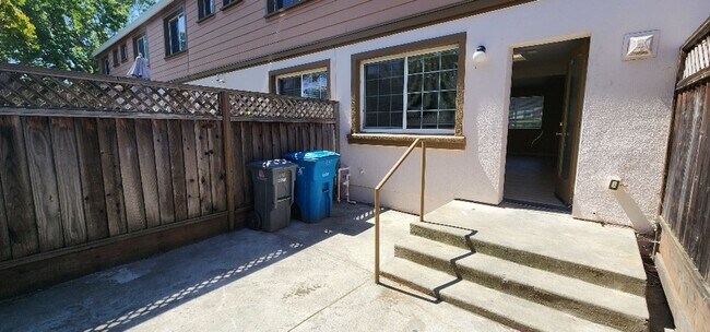 Building Photo - Nice Condo 2 Bedroom 1 Bath Off Street Parking in Great Area Valljeo