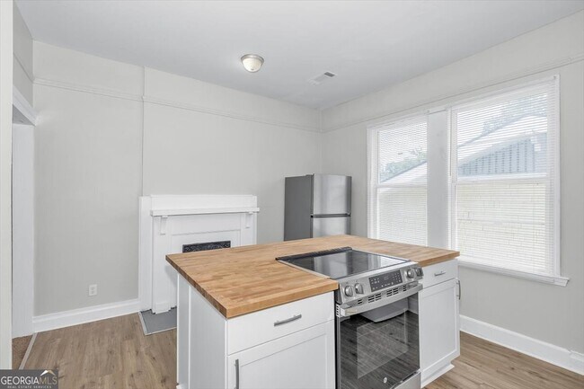 Building Photo - 211 Broad St