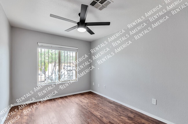 Building Photo - 2042 E Calle Arroyo Lindo