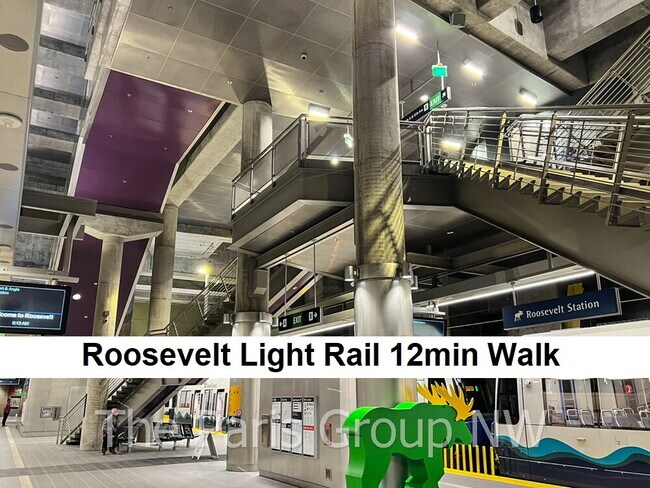 Building Photo - Gorgeous Green Lake Condo * 1 Block to Park Entrance, Onsite Retail, Garage Pkg, EZ Commute!