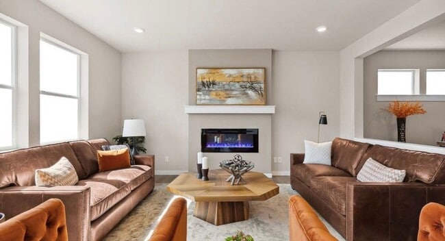 Building Photo - Modern 5 Bed Home