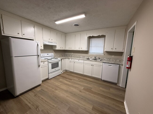 Building Photo - 1605/1607 Cedar Shoals Dr