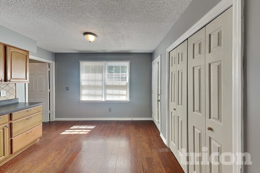 Building Photo - 4981 Brownwood Dr