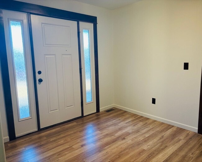 Building Photo - 4 bedroom 3 bath home