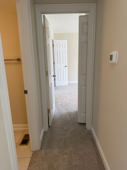 Building Photo - 681 Thorntree Ct