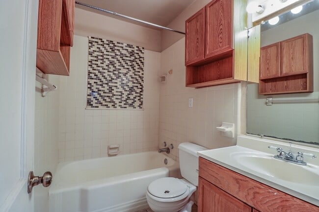 Building Photo - Cute 3/2 Central Lubbock close to University