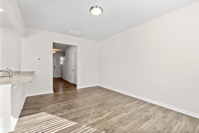 Building Photo - 3 BR, 2.5 BA Townhome, 6-12 month lease av...