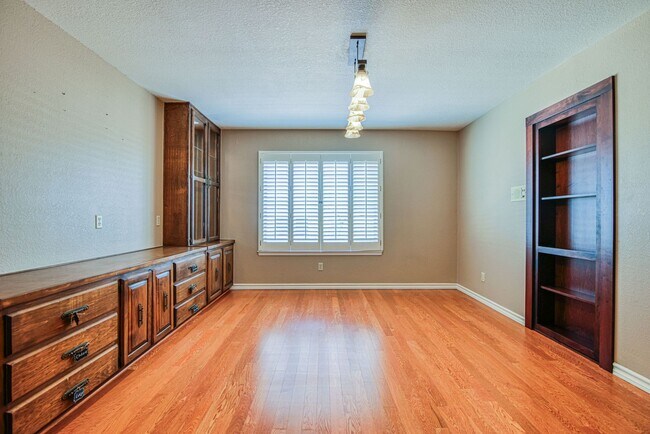 Building Photo - Stunning eastside rental in highly desirable area!