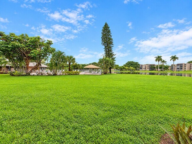 Building Photo - 9440 Poinciana Pl
