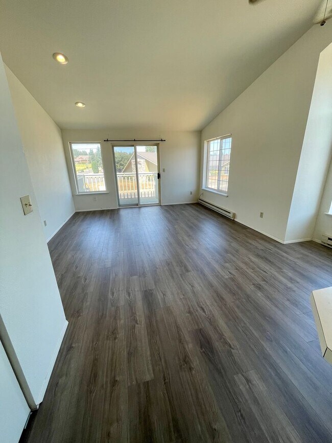 Building Photo - Adorable Top Unit Located in Ferndale