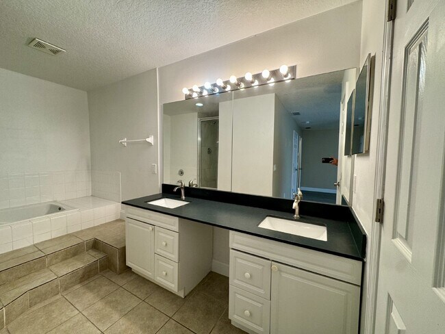 Building Photo - Fully renovated Townhome for Rent in Davenport, FL