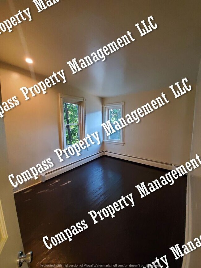 Building Photo - $1595 - 4 Bed, 1.5 Bath Half Double Home -...
