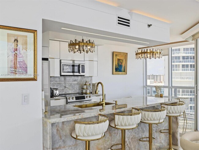 Building Photo - 16425 Collins Ave