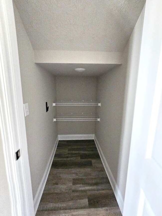 Building Photo - 710 Navan Ln