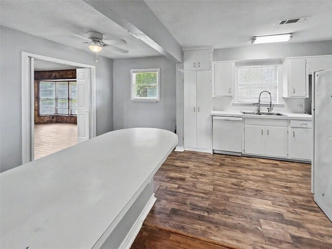 Building Photo - 1302 Westward Ave