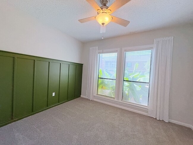 Building Photo - Welcome to this charming 2-bedroom, 2-bath...