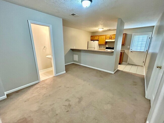 Building Photo - 2 Bed 1.5 Bath Pay ONLY Electric!