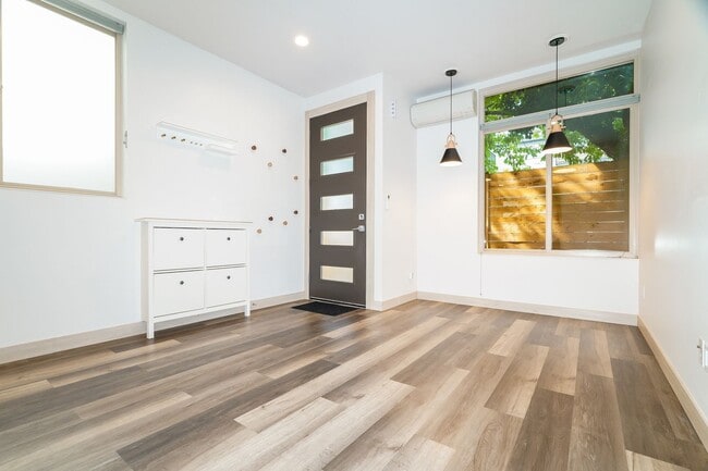 Building Photo - Stylish 3 Bedroom with Rooftop Decks and Dedicated Parking
