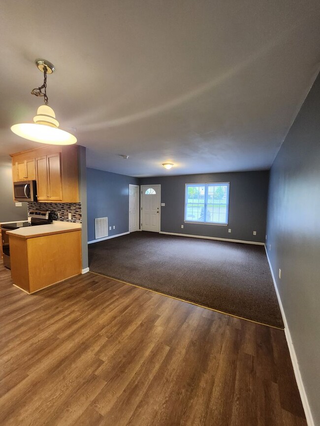 Primary Photo - Cute duplex in Belmont-