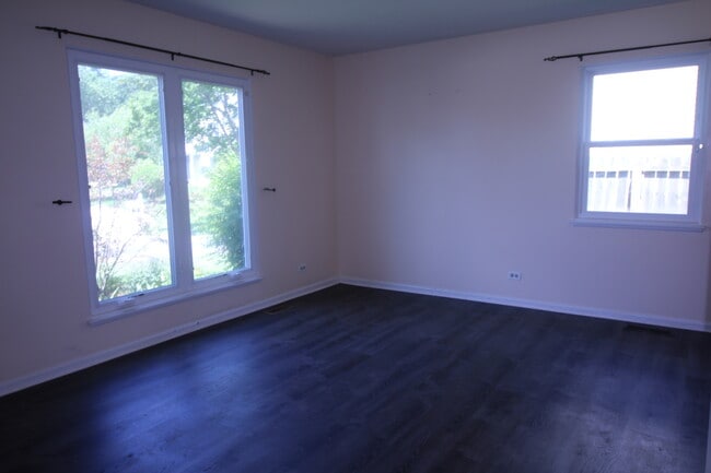 Building Photo - 2022 Redwood Dr