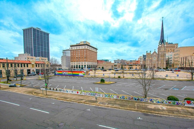 Building Photo - 612 Center St