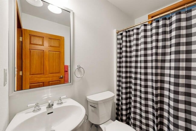 Building Photo - Great 3br Home Near UM Available ASAP