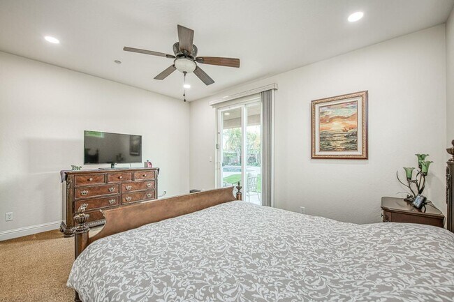 Building Photo - Spacious Home on Oversized Lot with Pool and Solar!