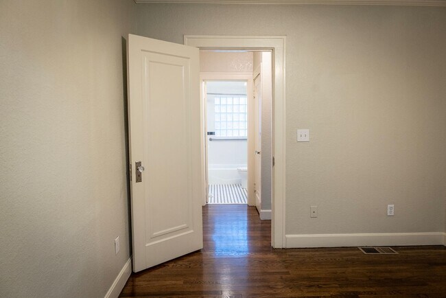 Building Photo - 49SW1105