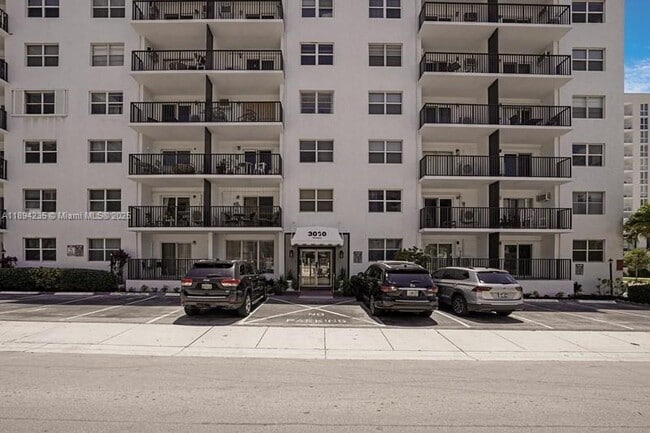 Building Photo - 3000 Riomar St